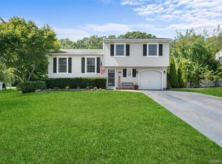 146 Blue Point Rd W, Holtsville, NY 11742