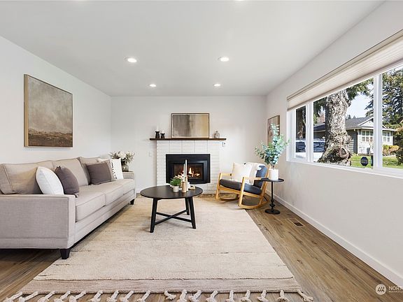 Great room with gas fireplace. >