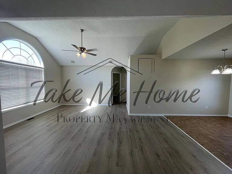 644 N Cox Ave — Photo 2