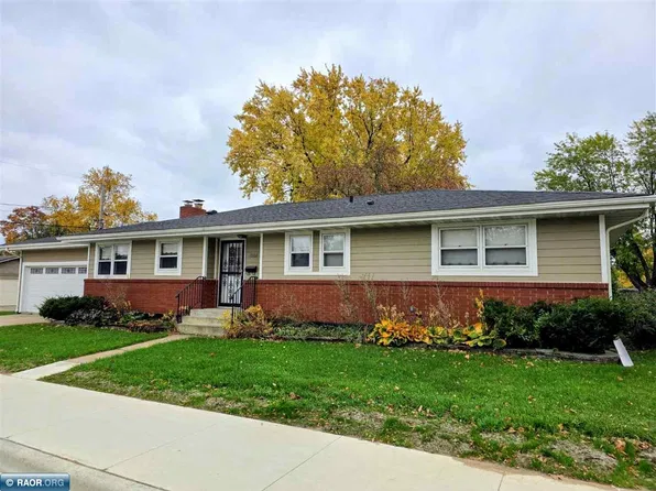 1002 E 23rd St, Hibbing, MN 55746