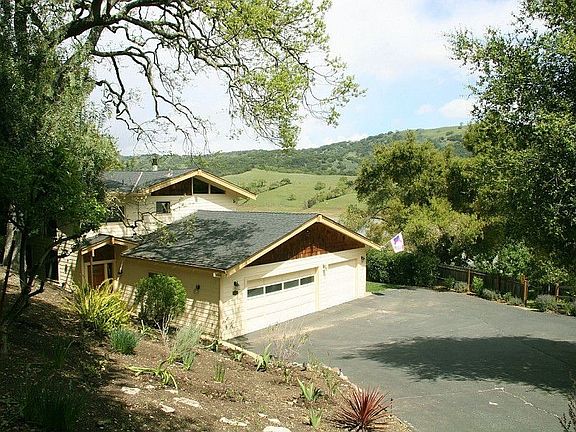 2nd image of 2975 Holiday Ct