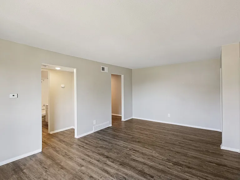 Mission Manor Apartments — Photo 5