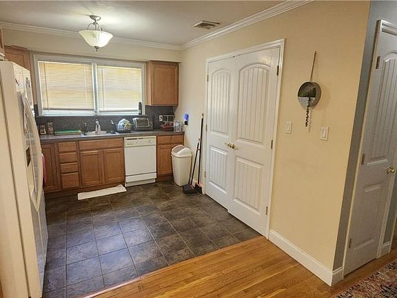 3rd image of 310 Roosevelt Blvd Floor 1