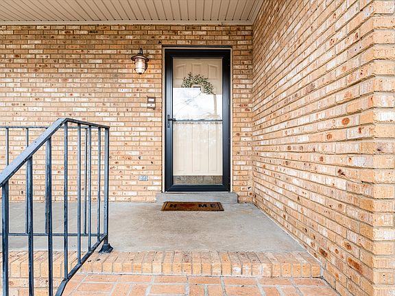 3rd image of 608 Somerset Ct