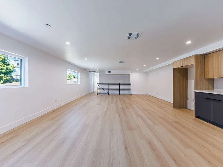 1330 S. Longwood Ave. — Photo 50