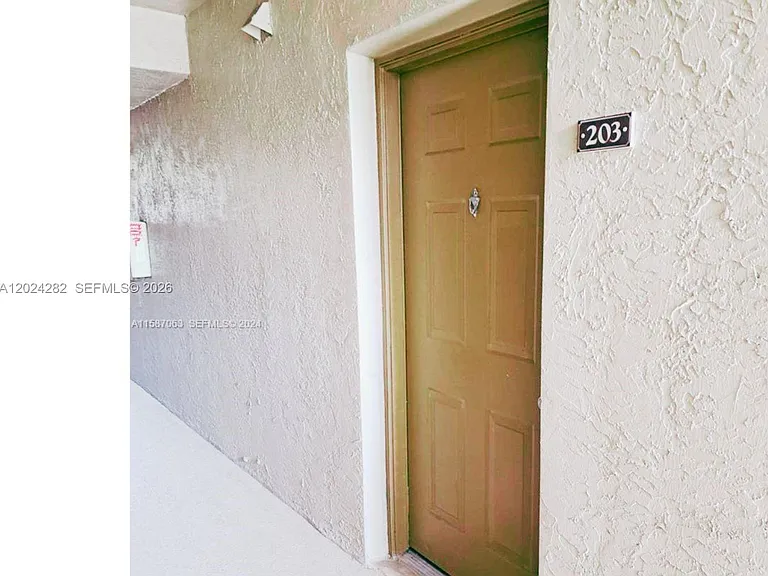 220 SW 116th Ave #15203 — Photo 2