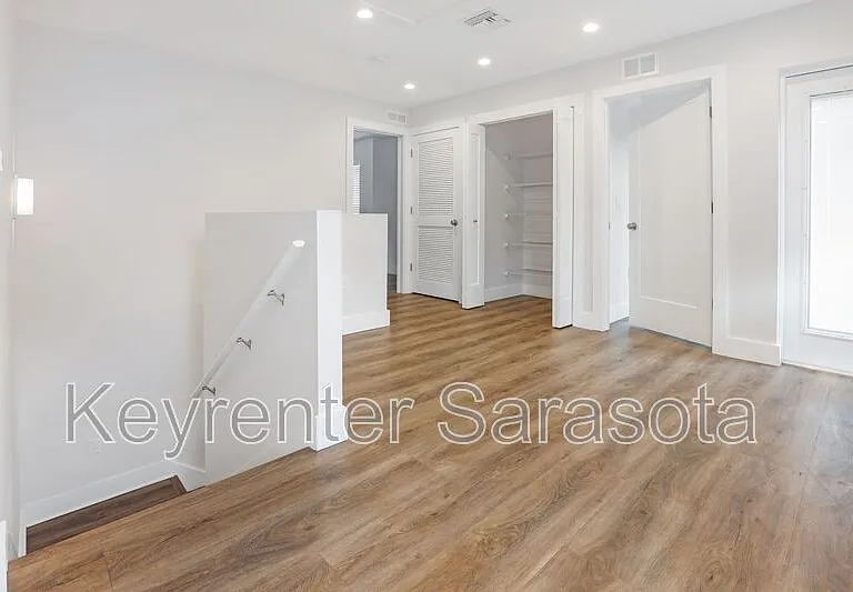 2066 Roselawn St — Photo 10
