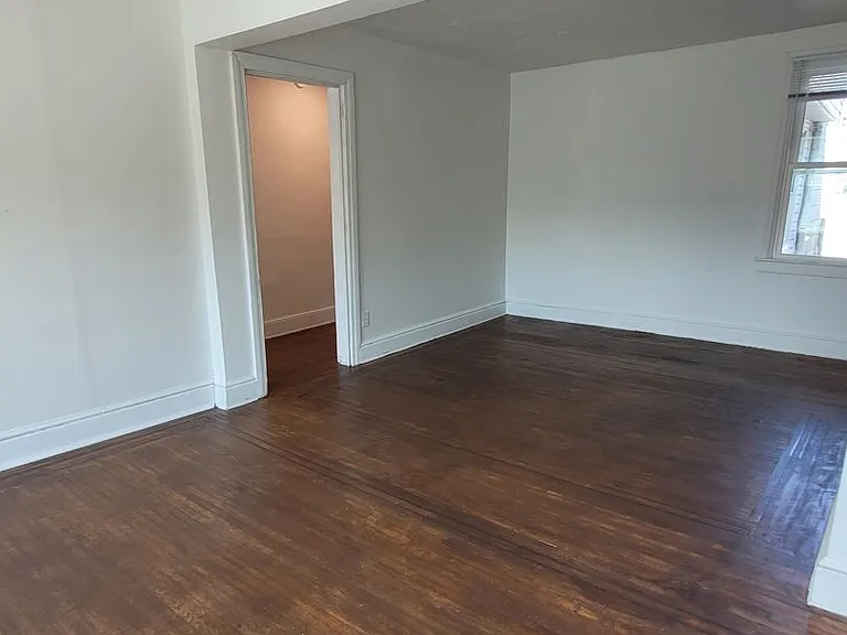 565 W Market St — Photo 4