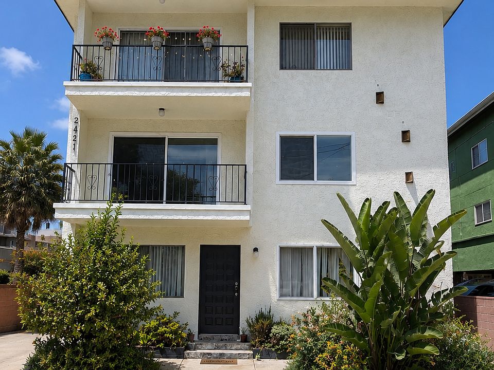 1st image of 2421 N Beachwood Dr APT 2