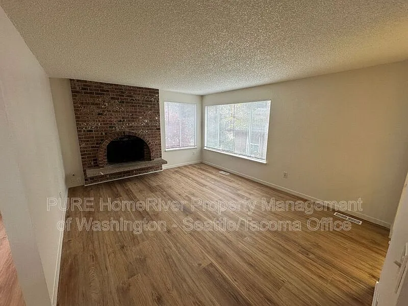 4 bed, 2.5 bath, 2210 sqft, $5,300 — Photo 4