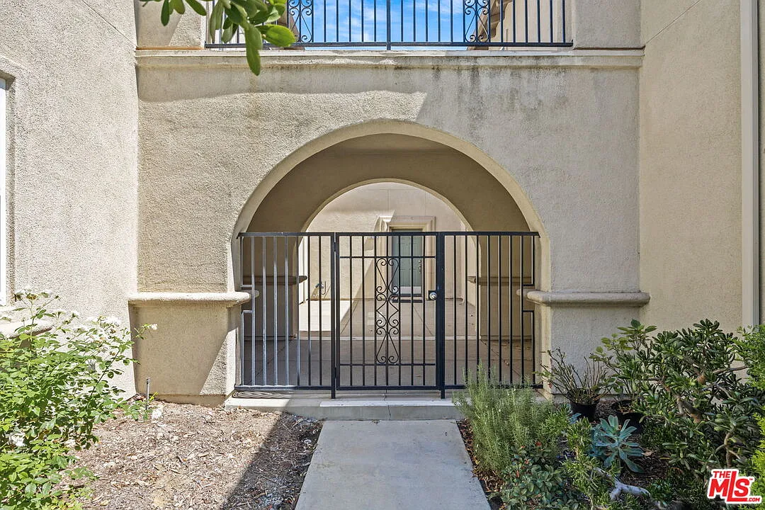 3 bed, 2.0 bath, 2074 sqft, $3,500 — Photo 2