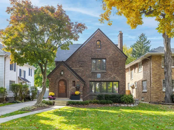 621 Washington Rd, Grosse Pointe, MI 48230