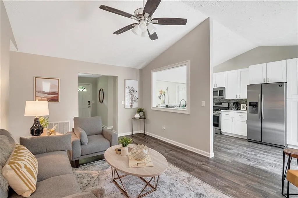 3 bed, 2.0 bath, 1682 sqft, $5,250 — Photo 3