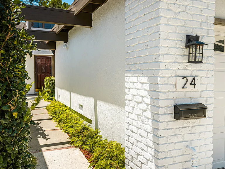 24 Redwood Tree Ln — Photo 3