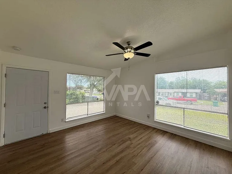 518 Jamaica Dr — Photo 10