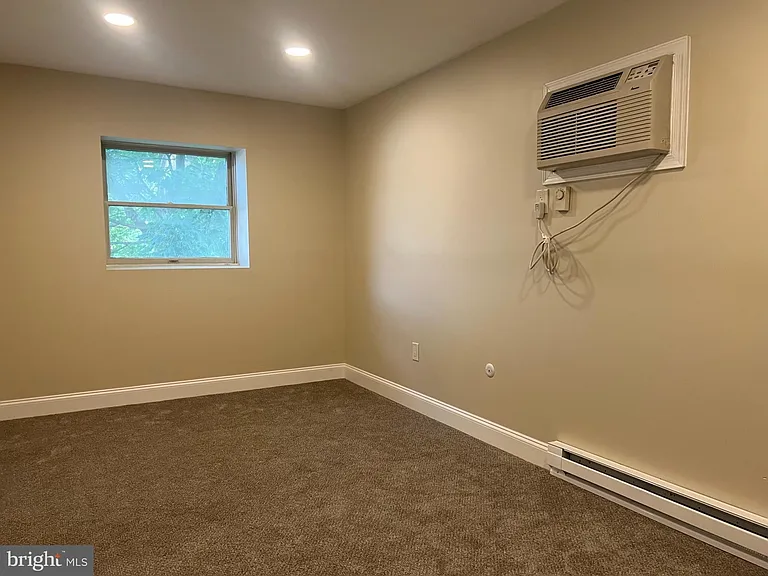 526 Broad St — Photo 14