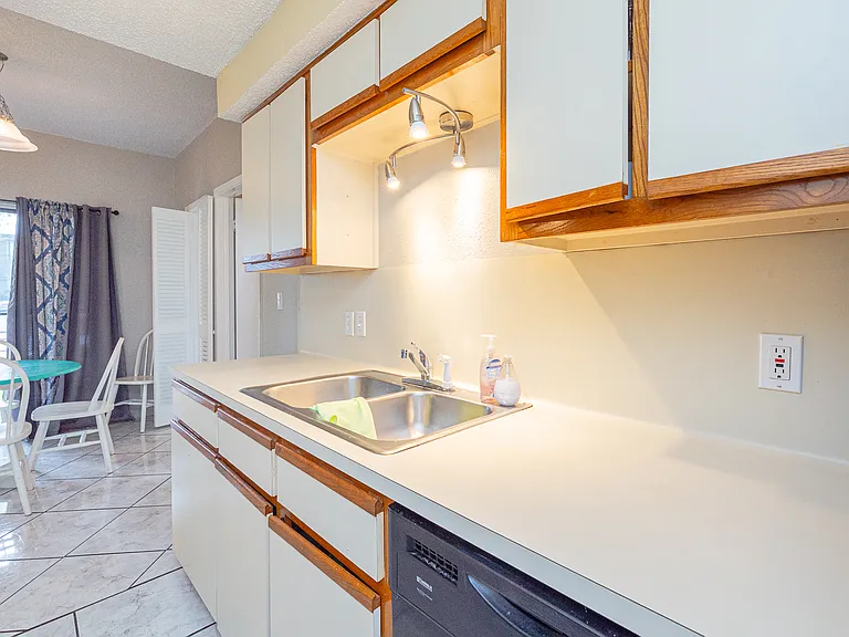 210 Oak Bay St #403 — Photo 11