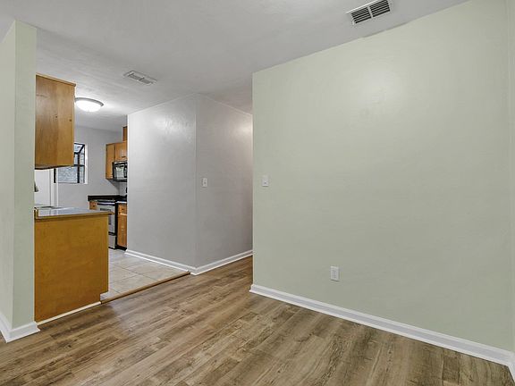 5th image of 176 Parkbrook Cir