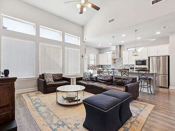 5th image of 2000 Crescent St