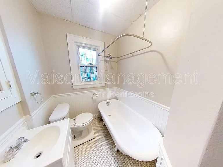 100 Laburnam Cres #1 — Photo 9