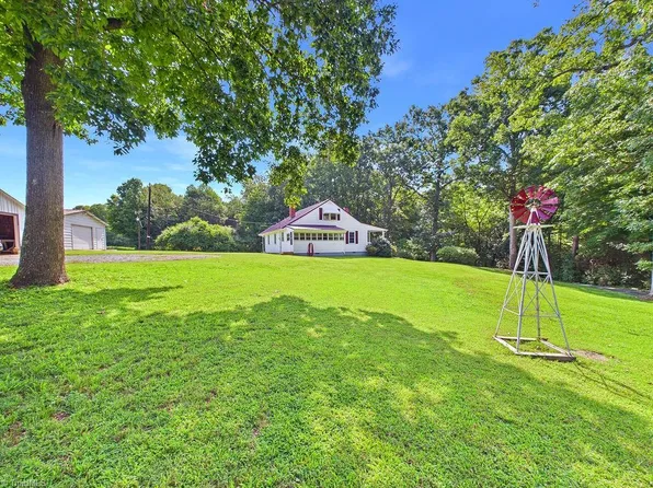 4164 Fairway View Dr, Randleman, NC 27317