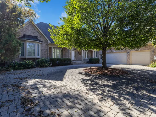 240 Boulder Dr, Lake In The Hills, IL 60156
