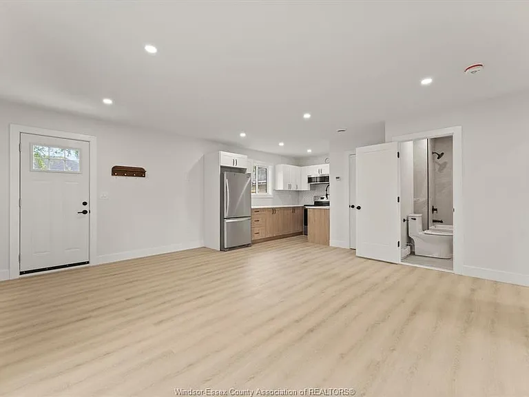 557 Elinor St — Photo 5
