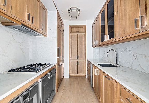 4th image of 30 Park Pl #73C