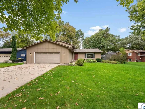 1003 Shady Oak Dr, North Mankato, MN 56003