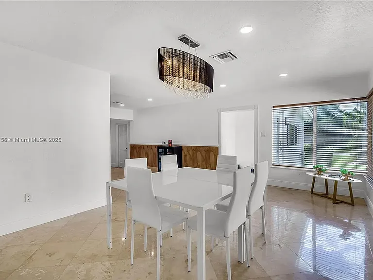 2424 NE 18th Ave — Photo 3