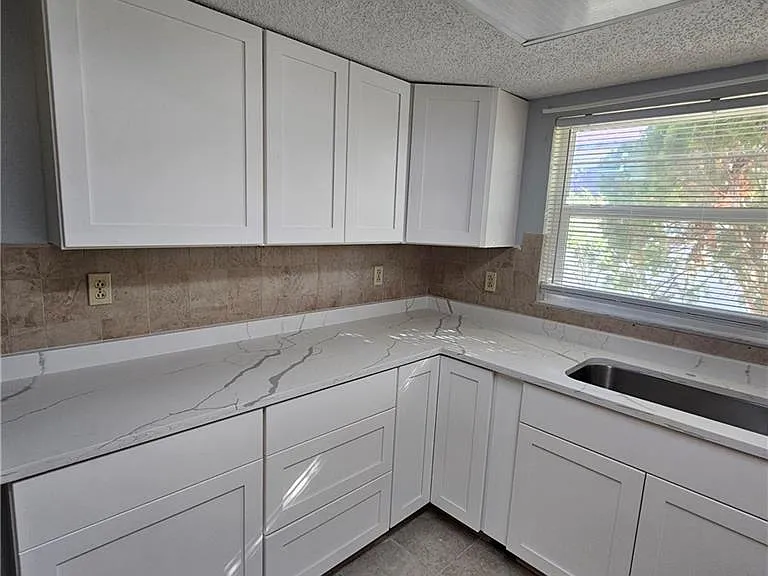 421 SE 24th Ave — Photo 3
