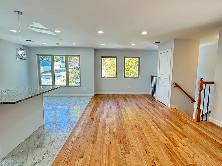 31 Starbuck St #2 — Photo 1