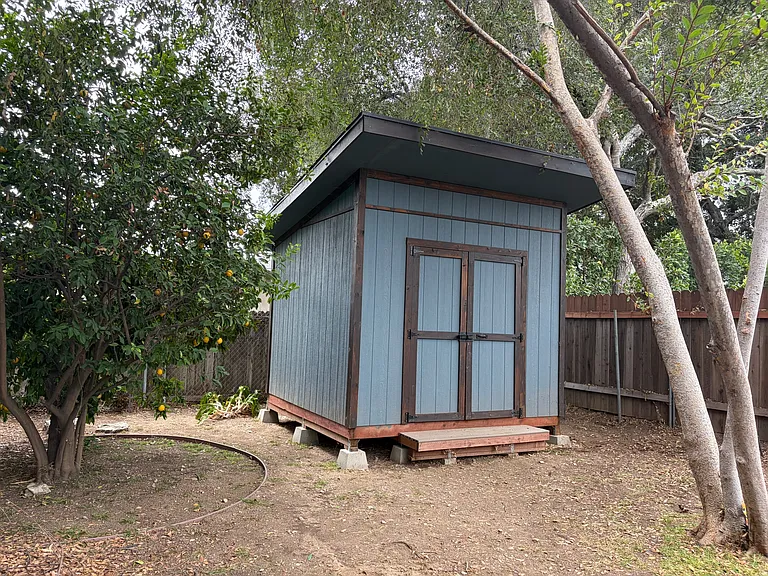 Storage shed (100sqft)