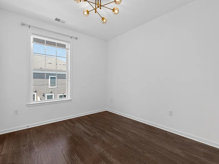 60 Roosevelt Dr — Photo 32