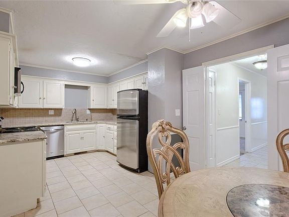 4th image of 3105 W Wilshire Blvd