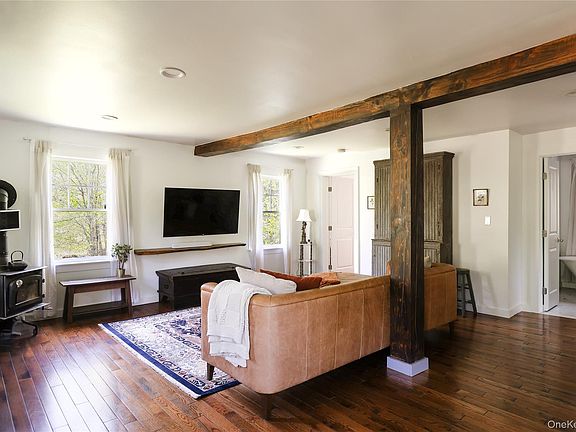 5th image of 1047 Dahlia Road