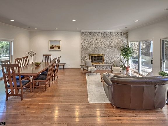 3rd image of 10 Roxiticus Rd