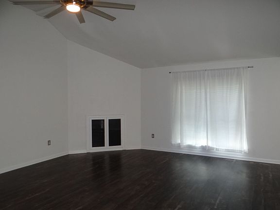 5th image of 23674 Sweetbriar Ct