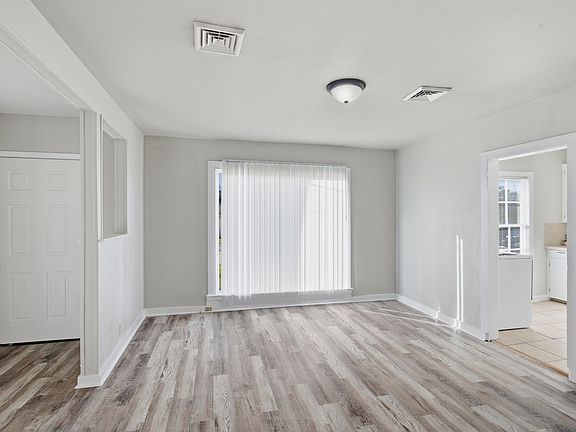 4th image of 521 E Oak Ln