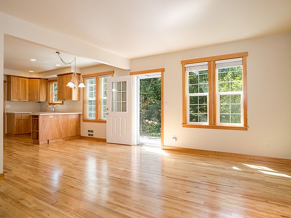4th image of 735 NE Day Lily Ln