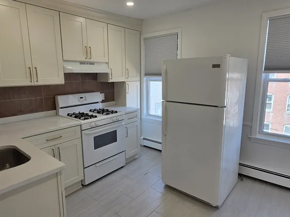 206 Chelsea St APT 3, Boston, MA 02128