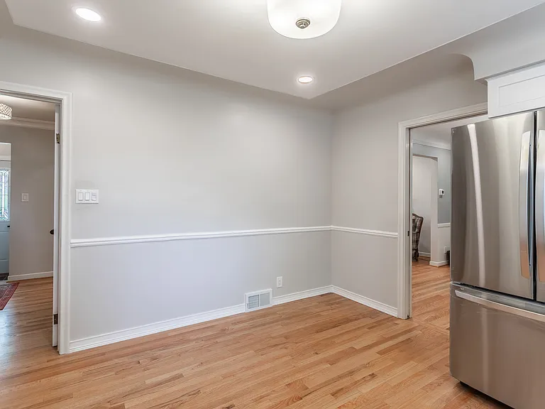 906 Putney St — Photo 19