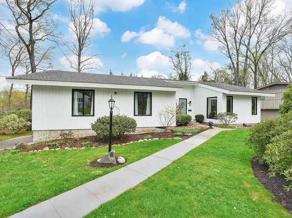 8 Ranger Lane, West Hartford, CT 06117