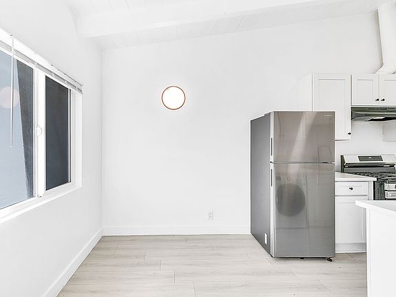 3rd image of 3324 Drew St #8