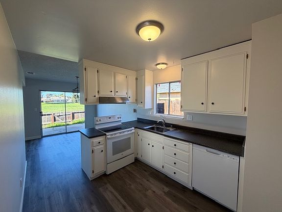 3rd image of 1076 Bluebell Dr