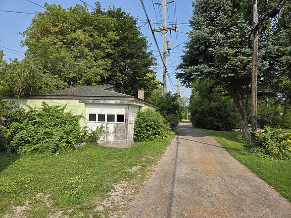 3rd image of 611 Commercial St