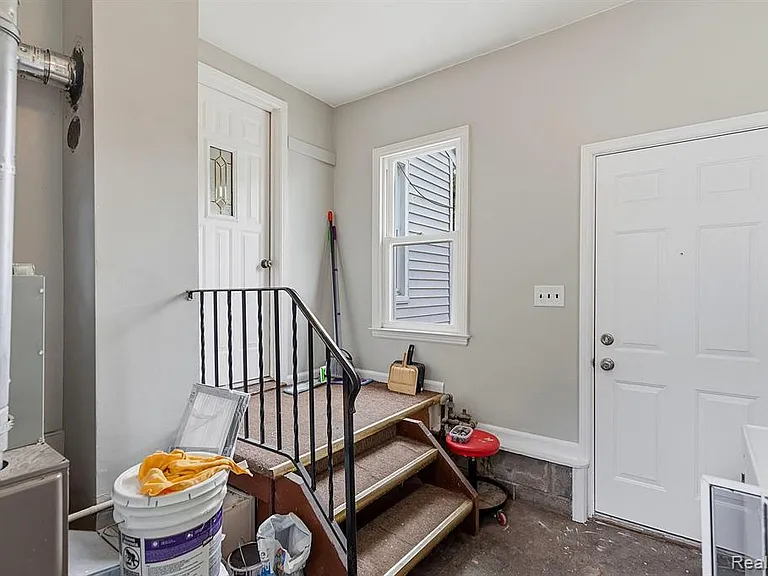 77 Huron Ave — Photo 18