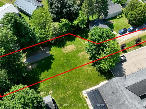 449 Charles St N, Gananoque, ON K7G 1V8