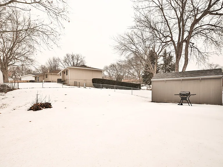 6804 S 140th Ave — Photo 27