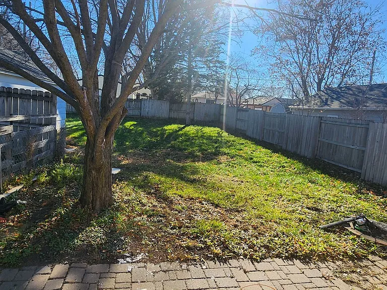 1624 E Oakland Ave — Photo 4